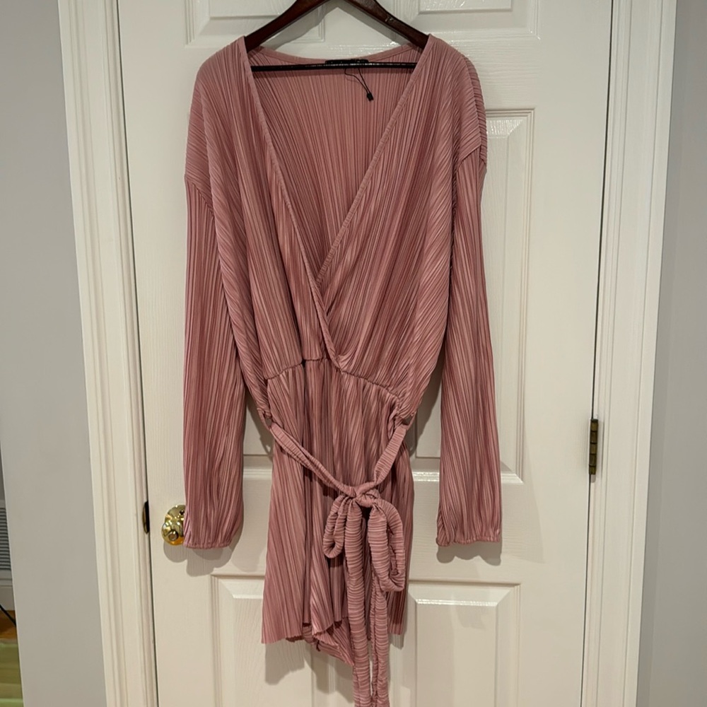 Boohoo plus size 24 long sleeve romper in blush